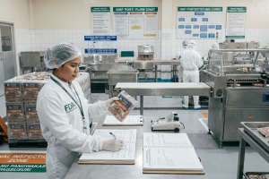 ood manufacturing personnel demonstrating GMP and FDA food safety compliance in a clean facility.